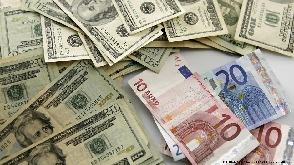 تراجع اليورو لأدنى مستوى له منذ 17 شهراً مقابل الدولار