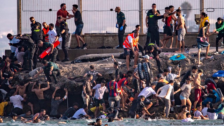 قنطرة: إسبانيا تحشد قوات بعد اقتحام الآلاف للحدود