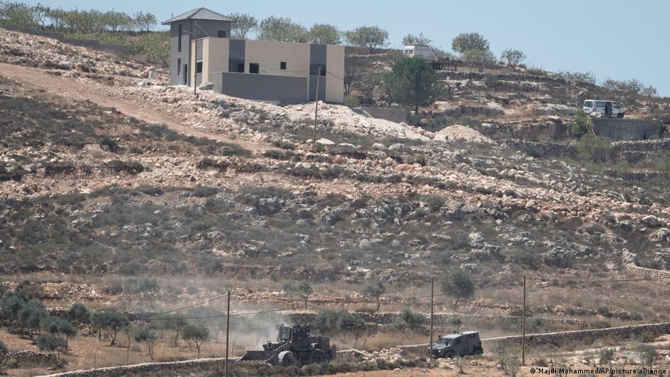 جنود إسرائيليون يتدخلون لفض اعتصام قرويين في الضفة الغربية