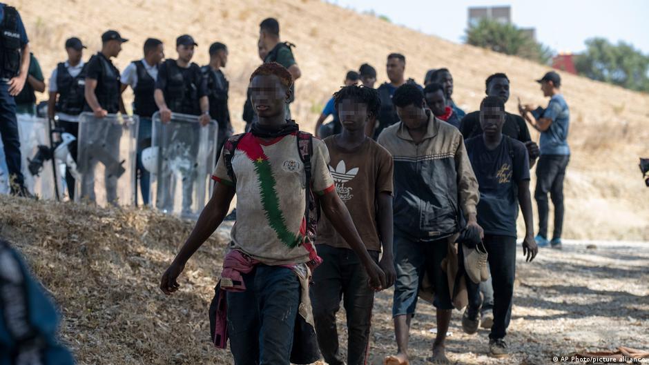 المغرب يقرر القبض على عشرات المهاجرين يحاولون دخول كويتا