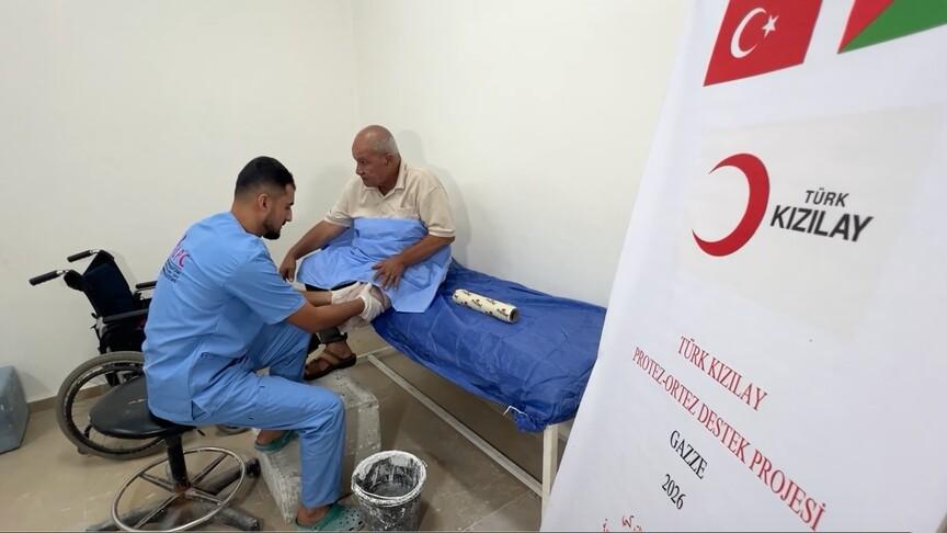 الهلال الأحمر التركي يساعد رجلًا كهلًا في غزة على المشي مرة أخرى بعد مصادرة إسرائيلية