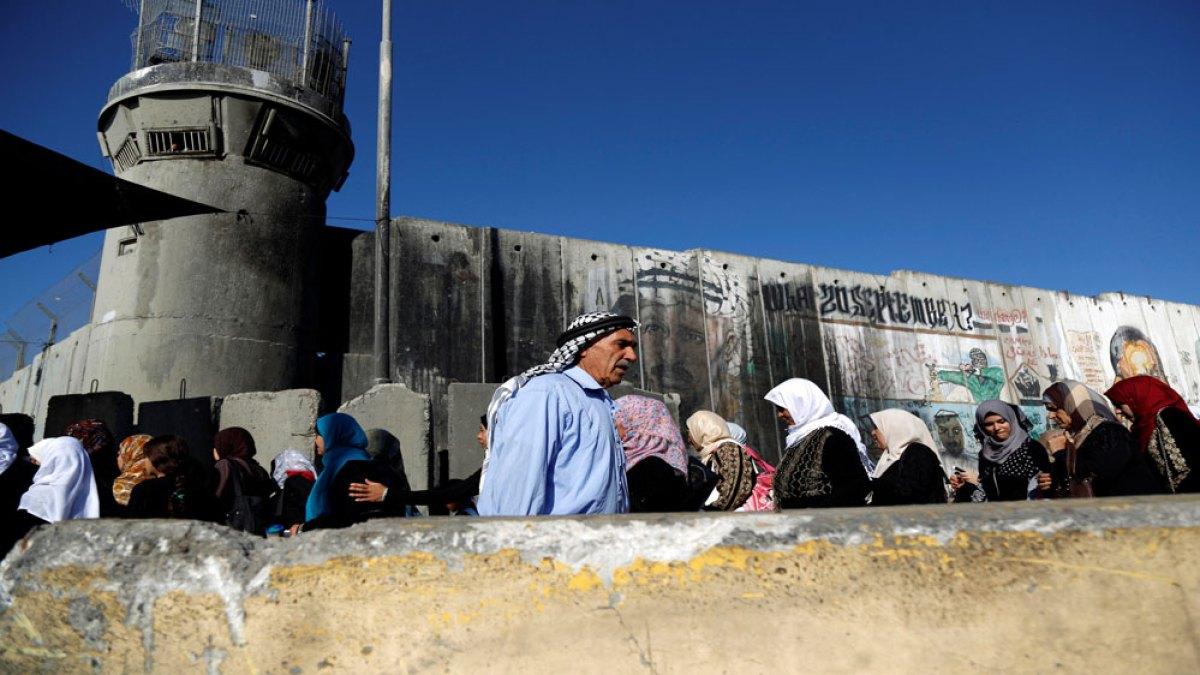 إسرائيل تغلق مسارات الاتصال في الضفة الغربية لمنع الفلسطينيين