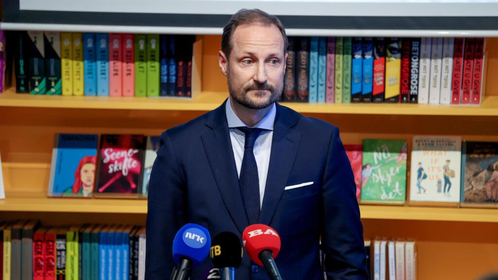 حاكم النرويج الجديد هاكون الثامن يخلف والده على العرش