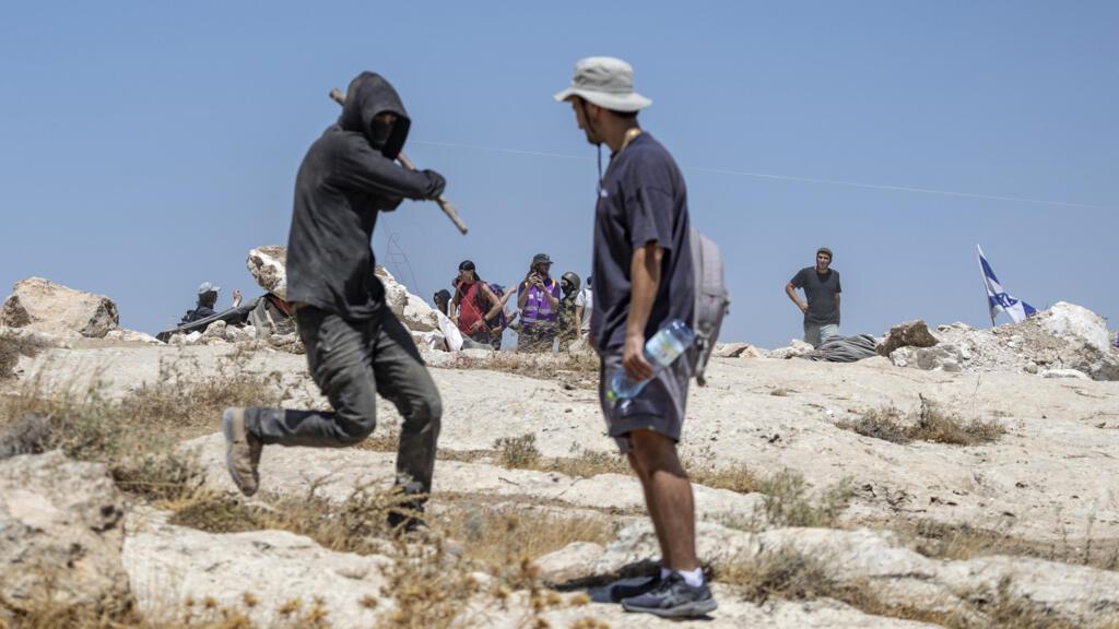 نشطاء يهود في الضفة الغربية يحمون الفلسطينيين من المستوطنين