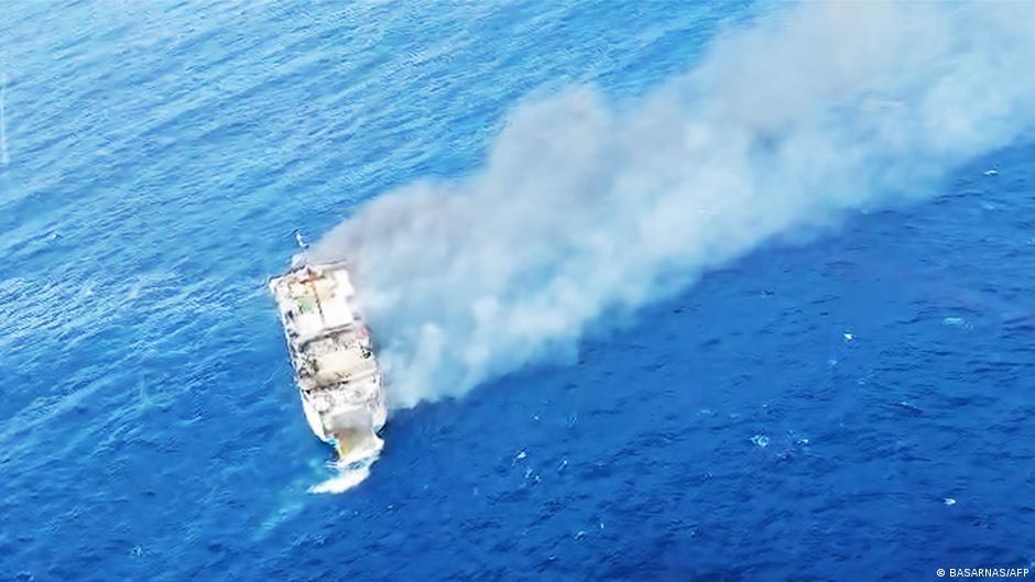 اندلاع حريق في سفينة بحرية بإندونيسيا: عمليات إنقاذ تجرى